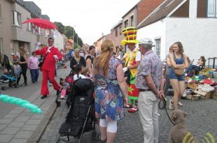 tiende-rommelmarkt-kammenstraat-en-omgeving-druk-bezocht