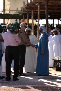 Ontmoeting met de kroonprins van Abu Dhabi op het wereld valkerij festival