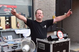 Tony Borghmans heeft als hobby DJ