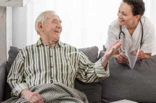 thuiszorg noorderkempen smiley-senior-man-talking-with-doctor