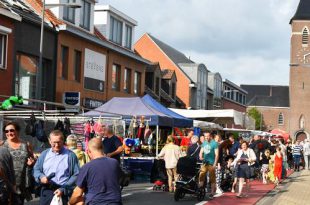 Verkeershinder centrum Essen door avondmarkt op 2 augustus