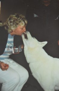 Coosje van de Luijtgaarden met haar hond van het ras Akita Inu