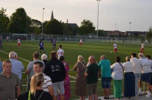 Voetbalclub Loenhout SK heeft nieuw kunstgrasveld