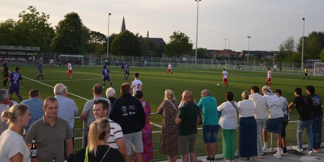 Voetbalclub Loenhout SK heeft nieuw kunstgrasveld