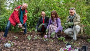 Sloveense ambassadeur plant cyclamen en verrast Arboretum Kalmthout met oorkonde 2