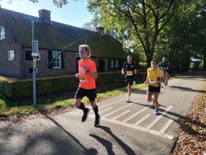 Hannes Loos ging de uitdaging aan en liep de marathon in Etten-Leur 2