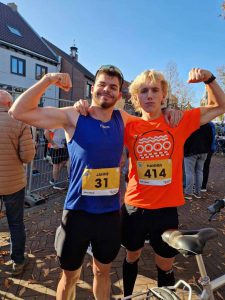 Hannes Loos ging de uitdaging aan en liep de marathon in Etten-Leur 3