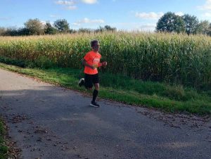 Hannes Loos ging de uitdaging aan en liep de marathon in Etten-Leur 4