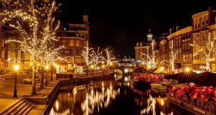 Leiden in de winter - avondsfeer aan de gracht met restaurants