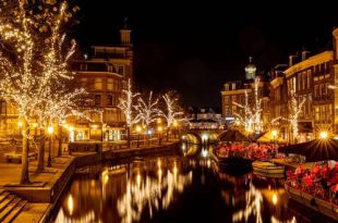 Leiden in de winter - avondsfeer aan de gracht met restaurants