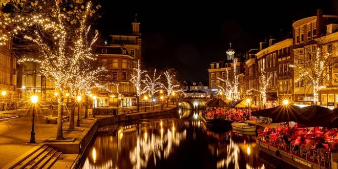 Leiden in de winter - avondsfeer aan de gracht met restaurants