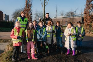 Schoolkinderen planten nieuwe bomen in Rode Dreef 2