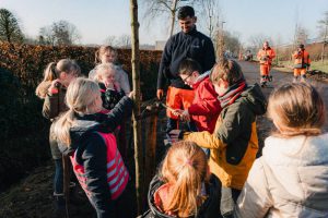 Schoolkinderen planten nieuwe bomen in Rode Dreef 3