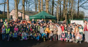 Schoolkinderen planten nieuwe bomen in Rode Dreef