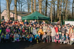 Schoolkinderen planten nieuwe bomen in Rode Dreef