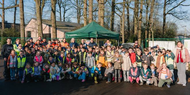 Schoolkinderen planten nieuwe bomen in Rode Dreef