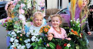 Vrolijke stoet kleurt straten Mariaberg Kloosterstraat - kindercarnaval 2025 - 13u75