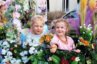 Vrolijke stoet kleurt straten Mariaberg Kloosterstraat - kindercarnaval 2025 - 13u75