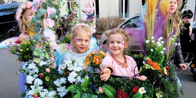 Vrolijke stoet kleurt straten Mariaberg Kloosterstraat - kindercarnaval 2025 - 13u75