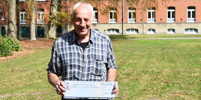 WZC Sint-Michael overhandigt Broeder Willy royale cheque voor missiewerken 2025 - HDB_3018u